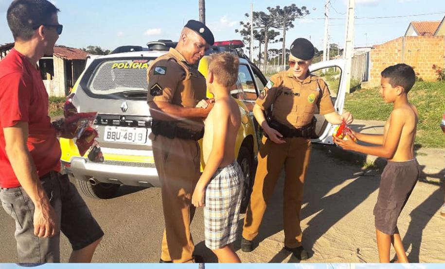 Unidade da PM da Lapa (PR) presenteia mais de 80 crianças com doces e presentes