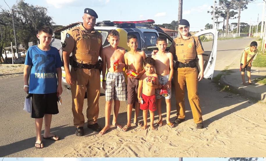 Unidade da PM da Lapa (PR) presenteia mais de 80 crianças com doces e presentes