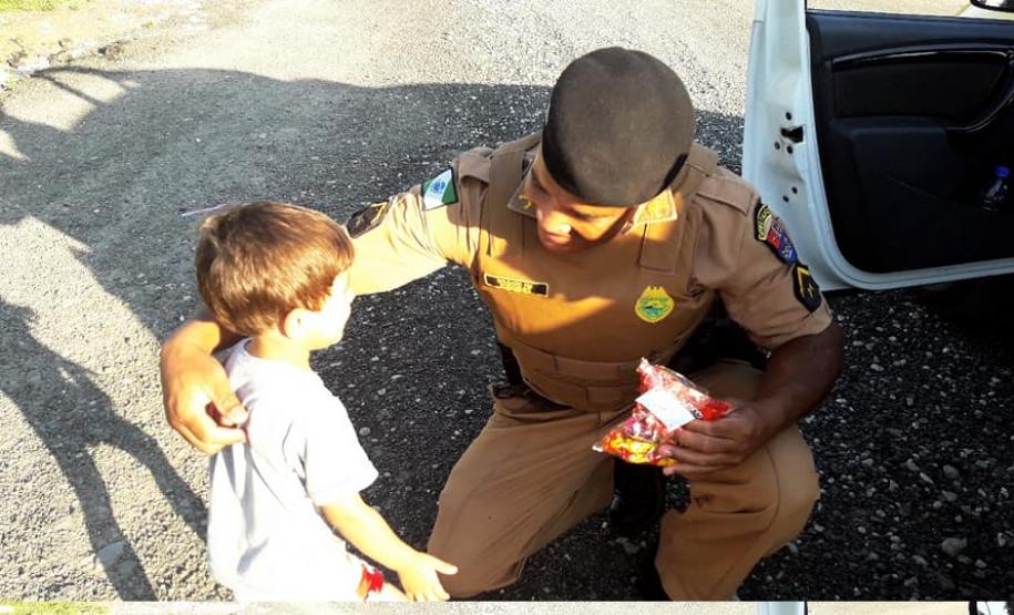 Unidade da PM da Lapa (PR) presenteia mais de 80 crianças com doces e presentes