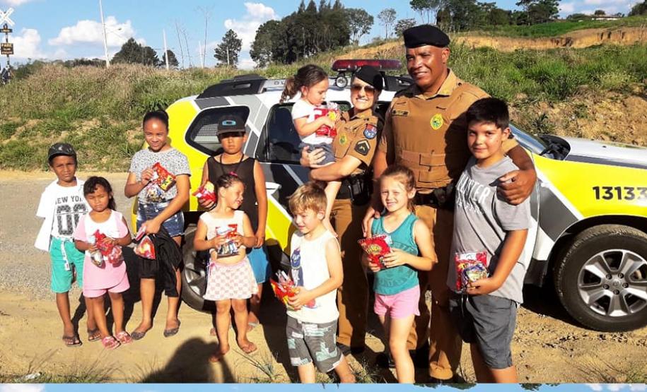 Unidade da PM da Lapa (PR) presenteia mais de 80 crianças com doces e presentes