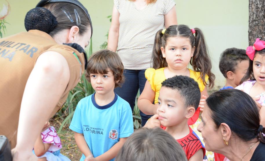 Cão de faro e pôneis fazem alegria das crianças de escola londrinense durante visita da PM
