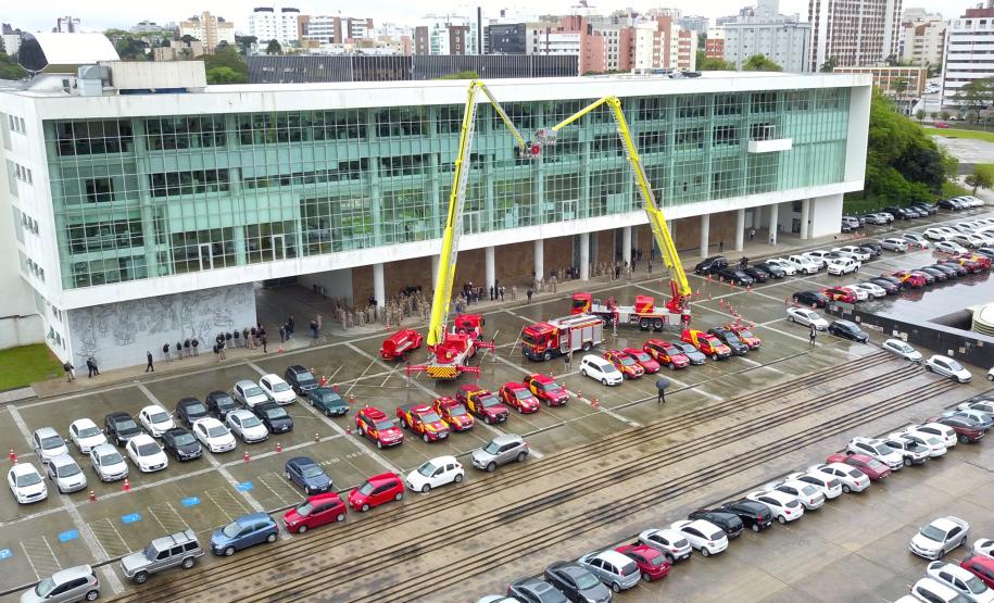 Bombeiros recebem plataformas para combate a incêndio em grandes alturas