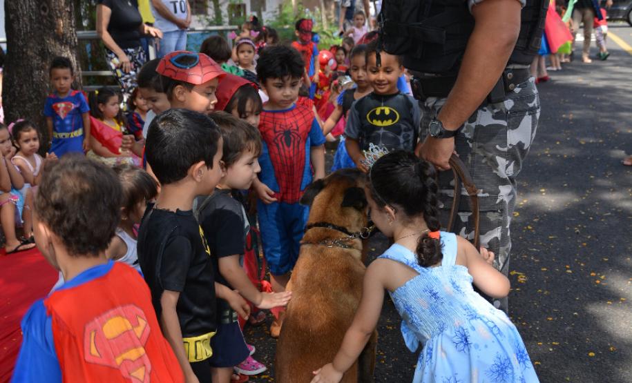 Cão de faro e pôneis fazem alegria das crianças de escola londrinense durante visita da PM