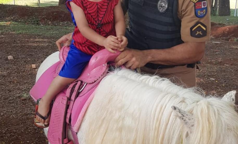 Cão de faro e pôneis fazem alegria das crianças de escola londrinense durante visita da PM
