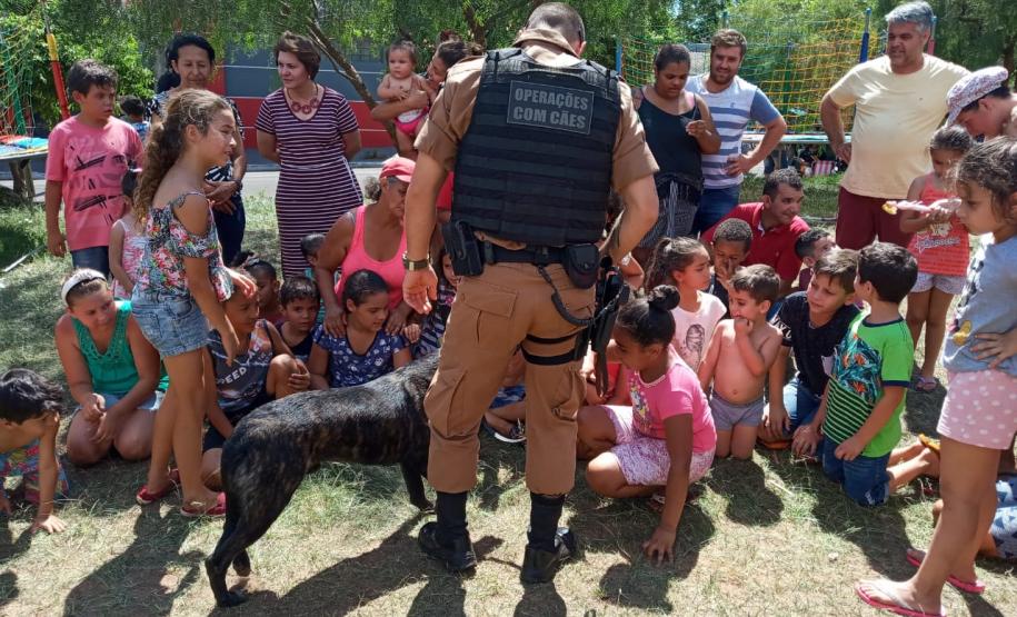 Canil de unidade da PM de Umuarama faz visitas em comemoração ao Dia das Crianças