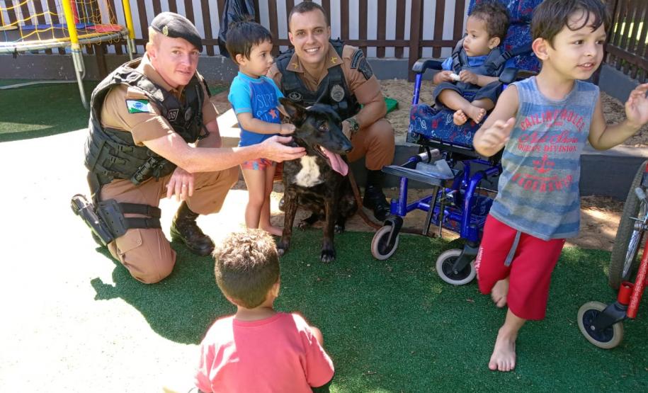 Canil de unidade da PM de Umuarama faz visitas em comemoração ao Dia das Crianças