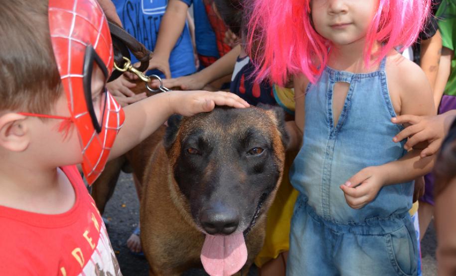 Cão de faro e pôneis fazem alegria das crianças de escola londrinense durante visita da PM