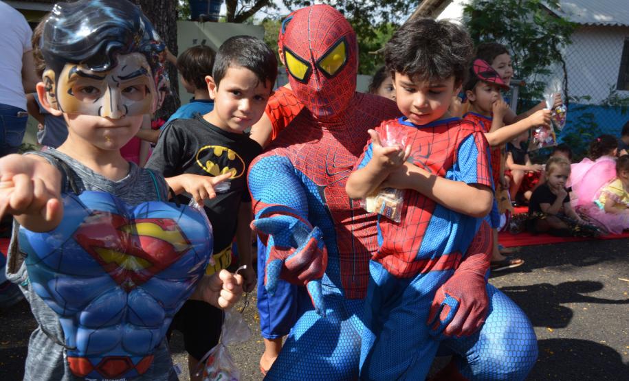 Cão de faro e pôneis fazem alegria das crianças de escola londrinense durante visita da PM