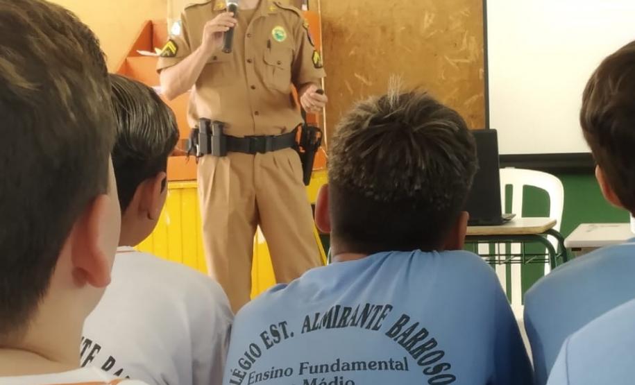 PM promove palestra sobre prevenção ao uso de drogas para 400 alunos de Rondon (PR)
