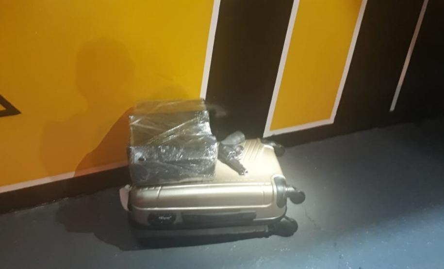 Mulher é presa pela Polícia Rodoviária Estadual (PRE) transportando mais de nove quilos de maconha e um revólver em Rolândia (PR)