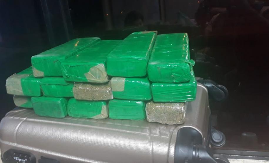 Mulher é presa pela Polícia Rodoviária Estadual (PRE) transportando mais de nove quilos de maconha e um revólver em Rolândia (PR)