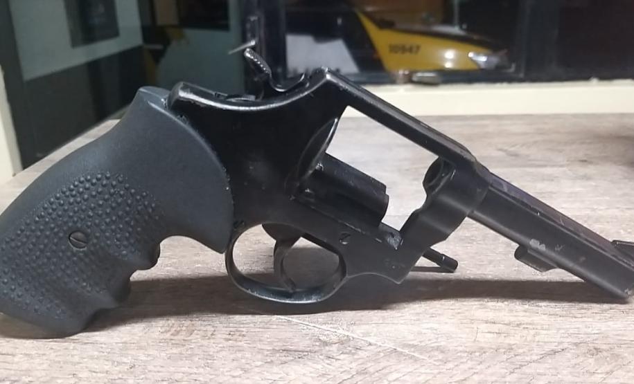 Mulher é presa pela Polícia Rodoviária Estadual (PRE) transportando mais de nove quilos de maconha e um revólver em Rolândia (PR)