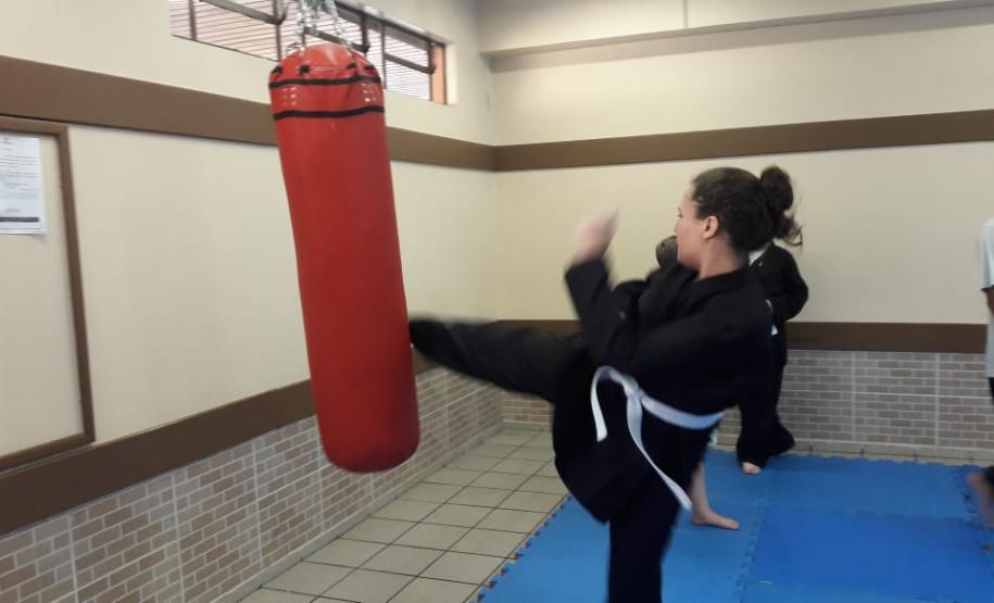 Em Foz do Iguaçu (PR), policial militar voluntário do Programa Escola Segura oferece aulas gratuitas de artes marciais a estudantes