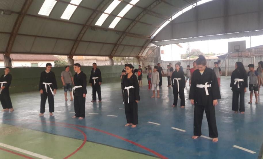 Em Foz do Iguaçu (PR), policial militar voluntário do Programa Escola Segura oferece aulas gratuitas de artes marciais a estudantes