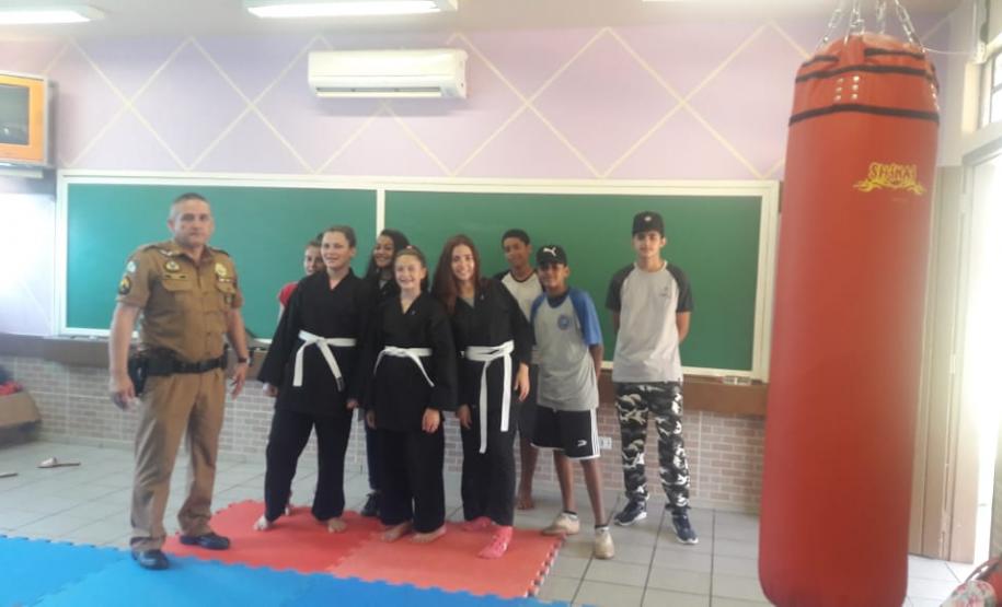 Em Foz do Iguaçu (PR), policial militar voluntário do Programa Escola Segura oferece aulas gratuitas de artes marciais a estudantes