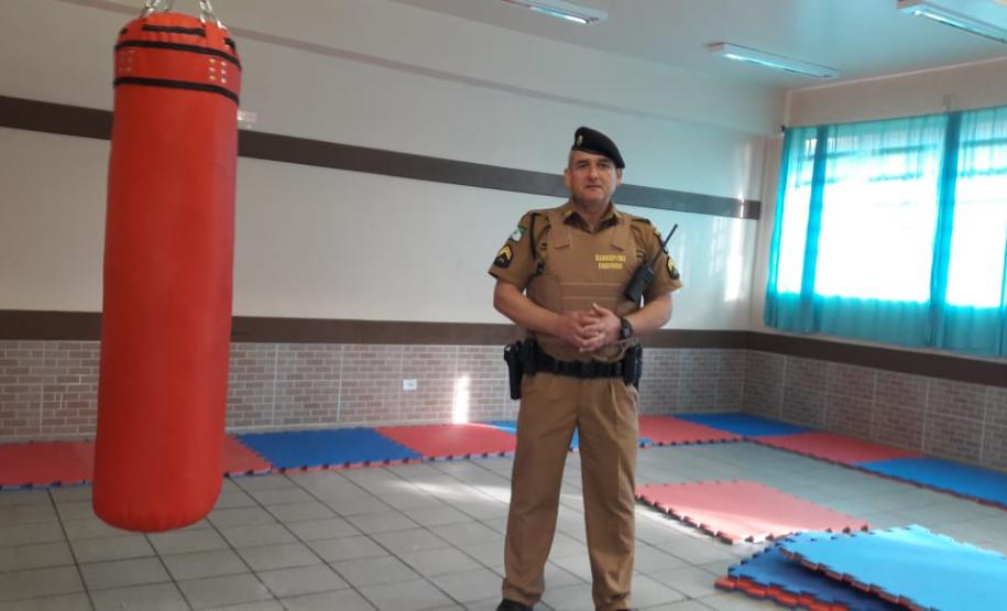 Em Foz do Iguaçu (PR), policial militar voluntário do Programa Escola Segura oferece aulas gratuitas de artes marciais a estudantes
