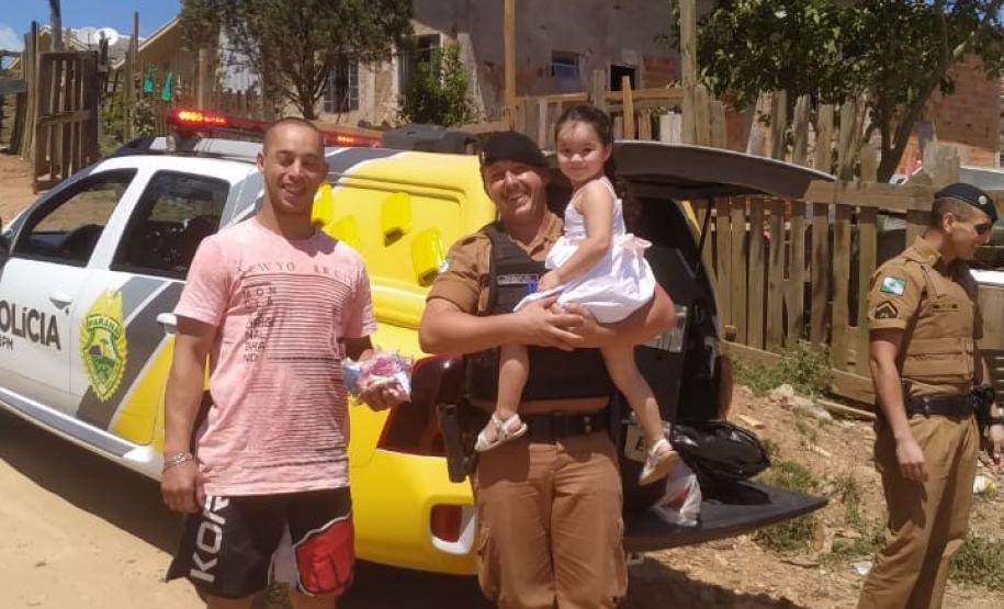 Crianças de comunidades carentes recebem visita de policiais militares no último fim de semana, em Fazenda Rio Grande (RMC)