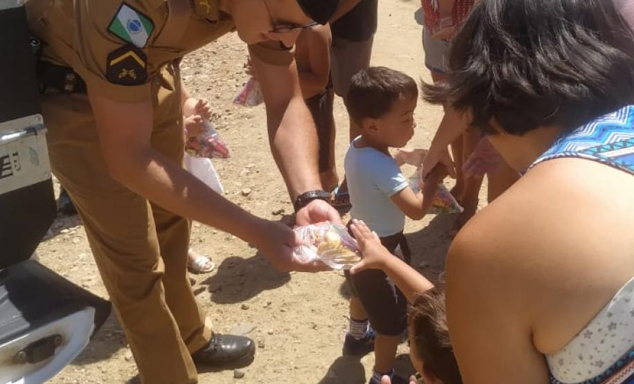 Crianças de comunidades carentes recebem visita de policiais militares no último fim de semana, em Fazenda Rio Grande (RMC)