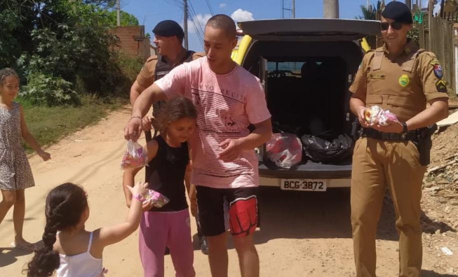 Crianças de comunidades carentes recebem visita de policiais militares no último fim de semana, em Fazenda Rio Grande (RMC)