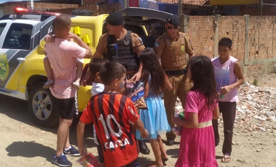 Crianças de comunidades carentes recebem visita de policiais militares no último fim de semana, em Fazenda Rio Grande (RMC)
