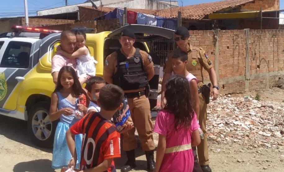 Crianças de comunidades carentes recebem visita de policiais militares no último fim de semana, em Fazenda Rio Grande (RMC)