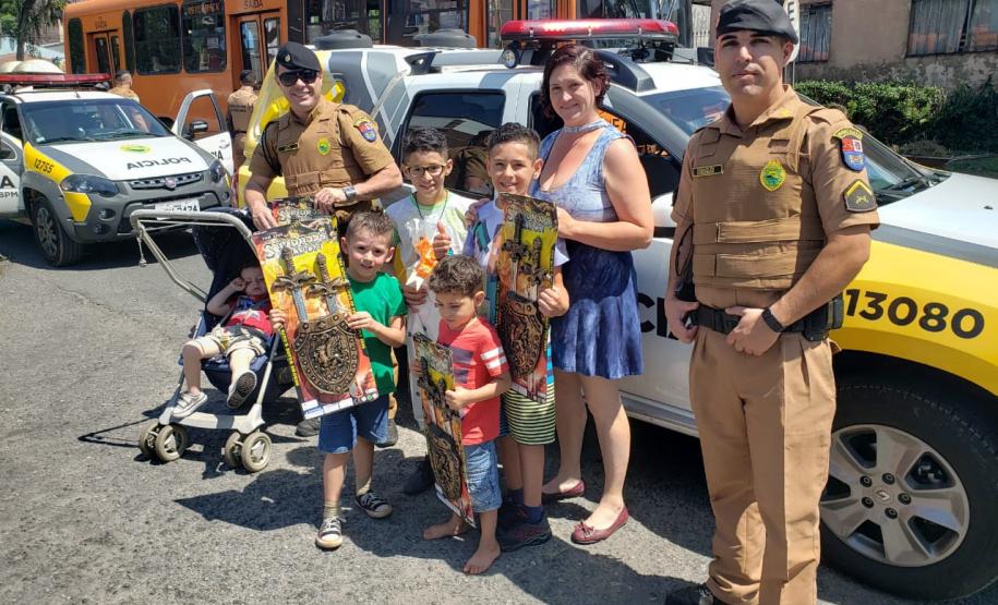 PM visita bairros de Curitiba para a entrega de mais de 500 brinquedos em comemoração ao Dia das Crianças