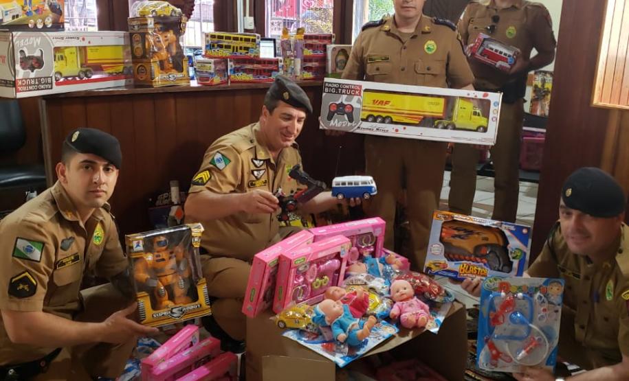 PM visita bairros de Curitiba para a entrega de mais de 500 brinquedos em comemoração ao Dia das Crianças