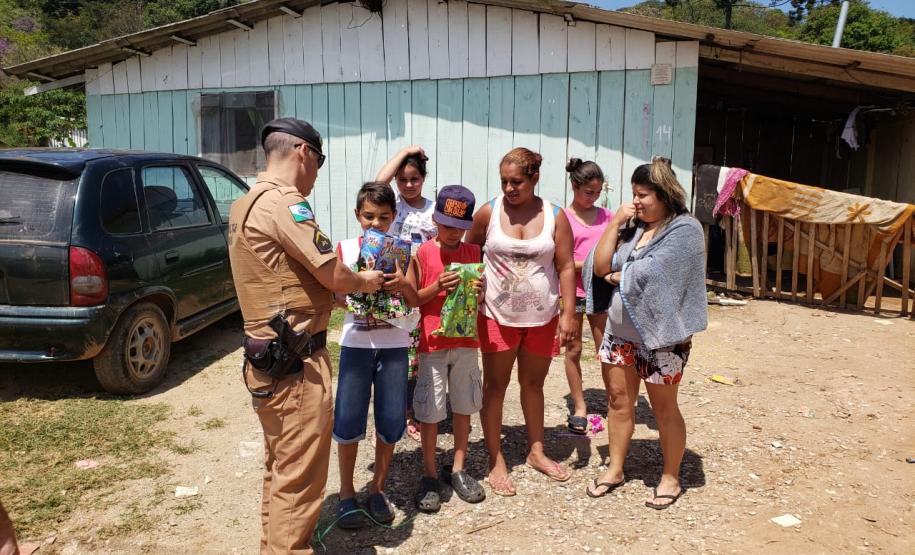 PM visita bairros de Curitiba para a entrega de mais de 500 brinquedos em comemoração ao Dia das Crianças