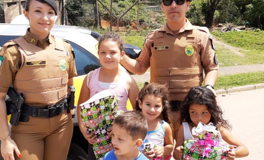 PM visita bairros de Curitiba para a entrega de mais de 500 brinquedos em comemoração ao Dia das Crianças