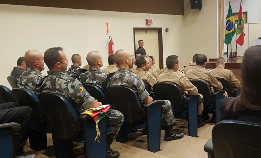 Policiais militares cinotécnicos do Paraná concluem o 1º Curso de Busca e Captura com Cães em Santa Catarina