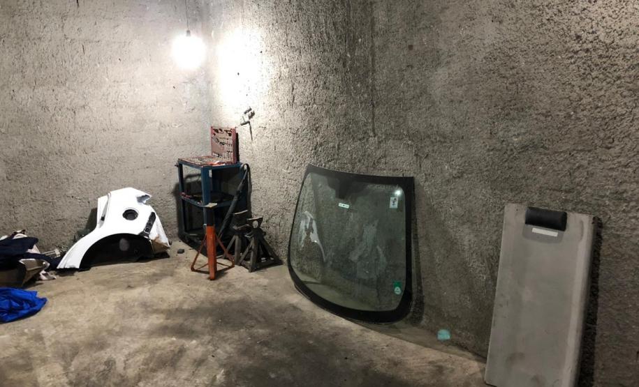 PM desmantela barracão de desmanche de carros roubados em Mandirituba, na RMC