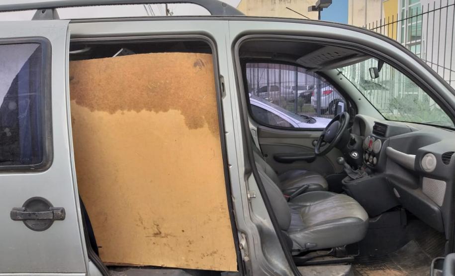 PM desmantela barracão de desmanche de carros roubados em Mandirituba, na RMC