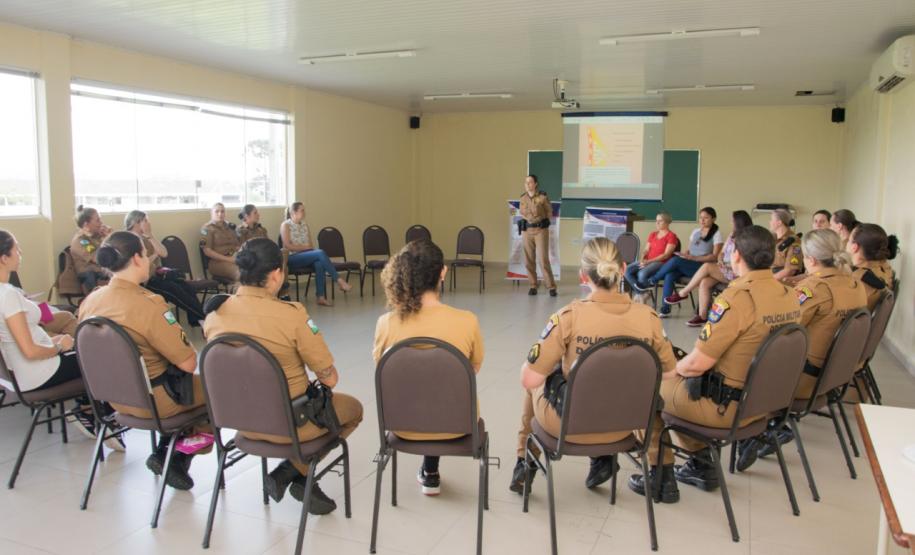 Palestra de conscientização ao câncer de mama é realizado na sede do 17° Batalhão em São José dos Pinhais (RMC)