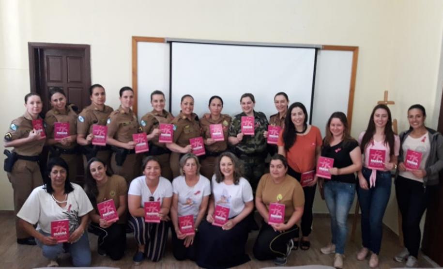 Policiais femininas participam de palestra sobre câncer na sede do Batalhão em Palmeira (PR)
