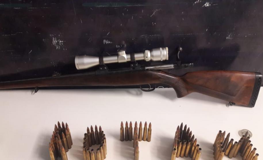 PM prende fuzil e munições durante patrulhamento no Alto Boqueirão, em Curitiba; um homem é preso