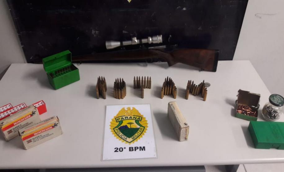 PM prende fuzil e munições durante patrulhamento no Alto Boqueirão, em Curitiba; um homem é preso