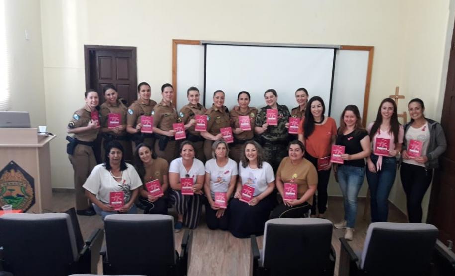 Policiais femininas participam de palestra sobre câncer na sede do Batalhão em Palmeira (PR)