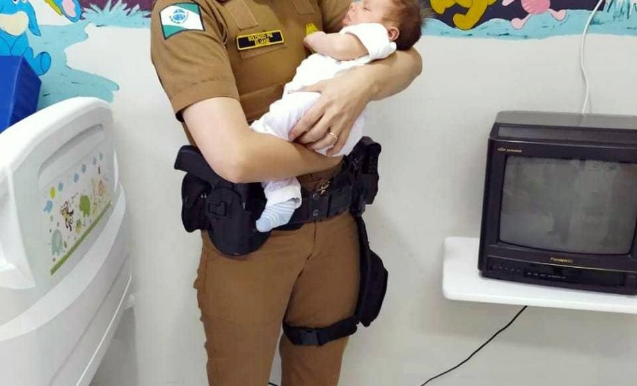 Mãe liga para o 190 e policial militar ajuda a salvar filho de um mês engasgado com leite materno em São Mateus do Sul (PR)