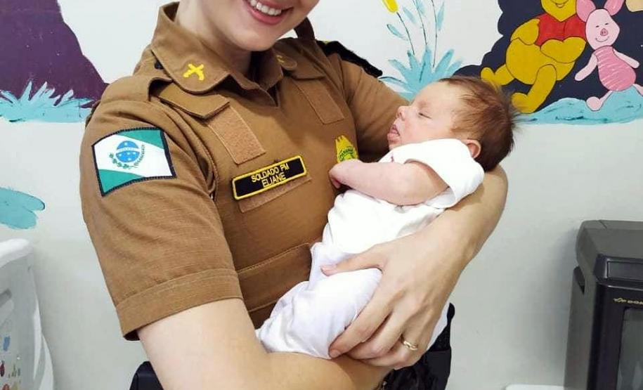 Mãe liga para o 190 e policial militar ajuda a salvar filho de um mês engasgado com leite materno em São Mateus do Sul (PR)