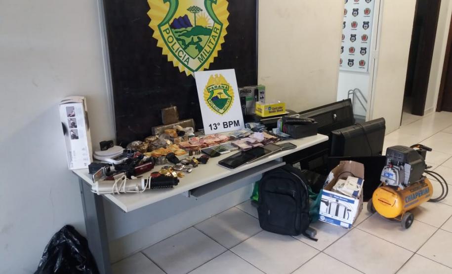 Policiais militares apreendem mais de 2,4 quilos de drogas e recuperaram diversos objetos no Sítio Cercado