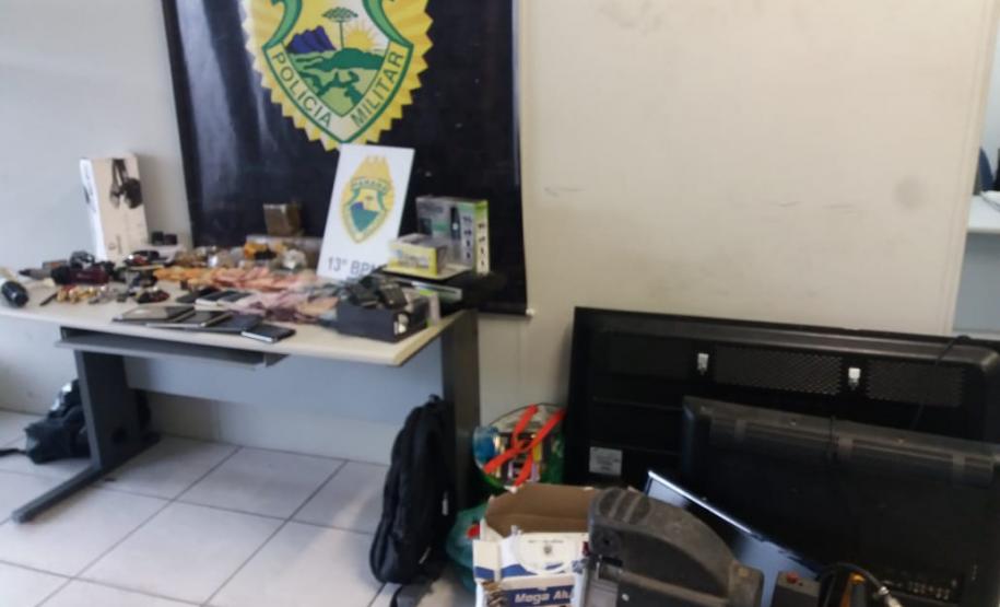 Policiais militares apreendem mais de 2,4 quilos de drogas e recuperaram diversos objetos no Sítio Cercado