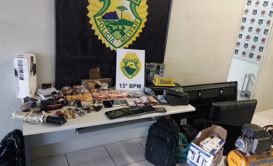 Policiais militares apreendem mais de 2,4 quilos de drogas e recuperaram diversos objetos no Sítio Cercado