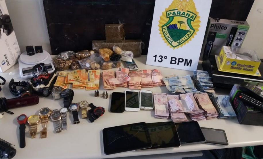 Policiais militares apreendem mais de 2,4 quilos de drogas e recuperaram diversos objetos no Sítio Cercado