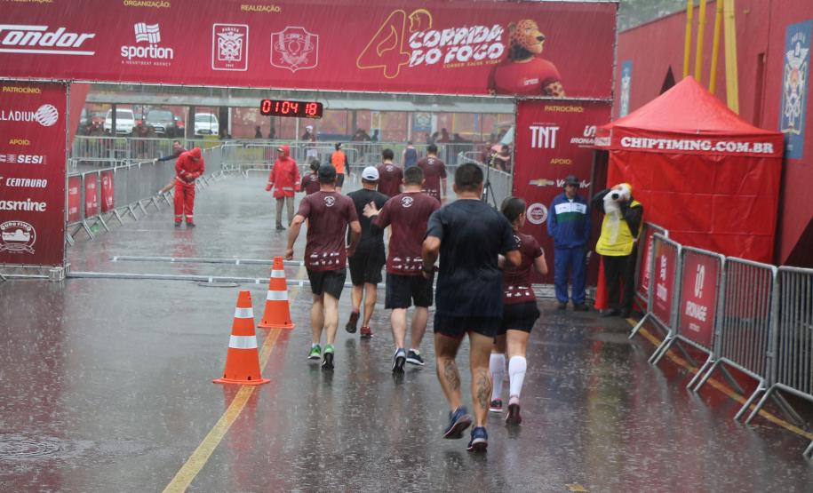 Mais de 1,3 mil atletas participam da 4ª Corrida do Fogo em Curitiba