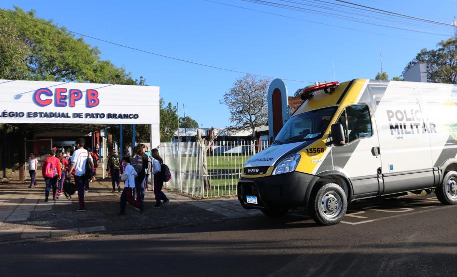 PM faz operação para fiscalizar trânsito em frente escolas de Pato Branco (PR), no Sudoeste do Estado