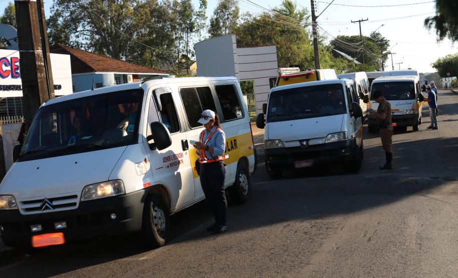 PM faz operação para fiscalizar trânsito em frente escolas de Pato Branco (PR), no Sudoeste do Estado