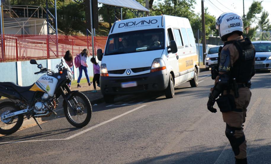 PM faz operação para fiscalizar trânsito em frente escolas de Pato Branco (PR), no Sudoeste do Estado