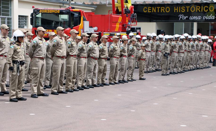 Corpo de Bombeiros do Paraná comemora 107 anos com entrega de medalhas e homenagens em Curitiba, na Capital do estado