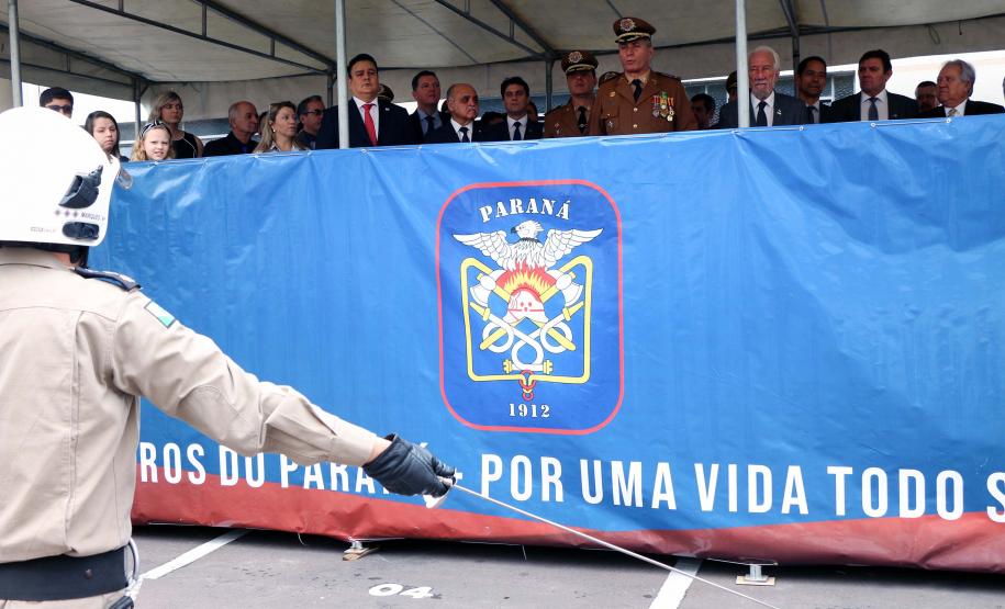 Corpo de Bombeiros do Paraná comemora 107 anos com entrega de medalhas e homenagens em Curitiba, na Capital do estado