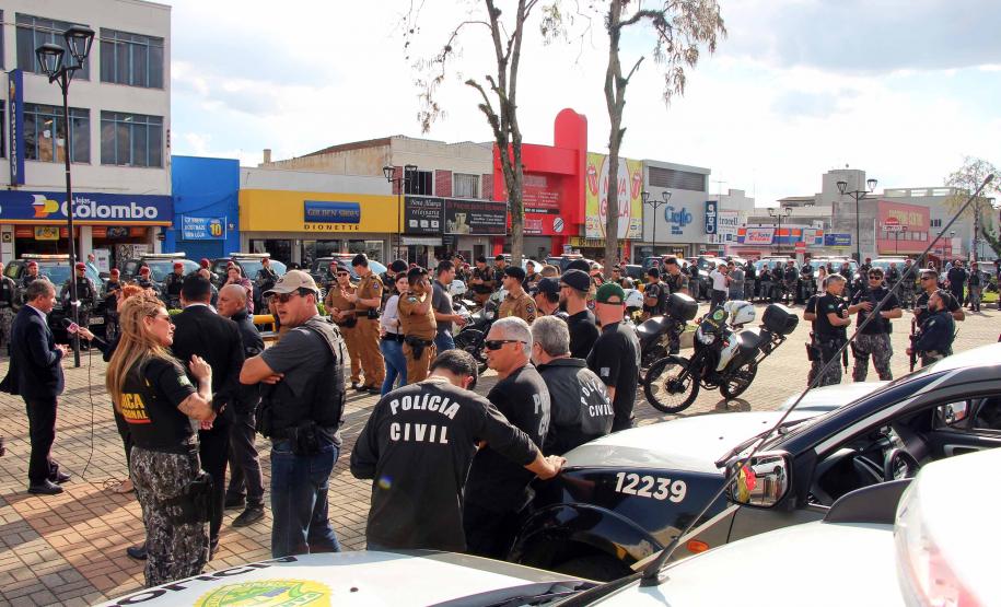 Força-tarefa do projeto Em Frente Brasil mobiliza 150 policiais para operação em São José dos Pinhais (PR)